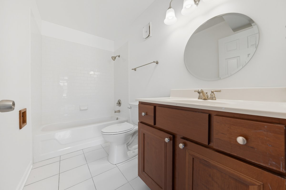 712 TIPPERARY Court #1C, Schaumburg, IL 60193
