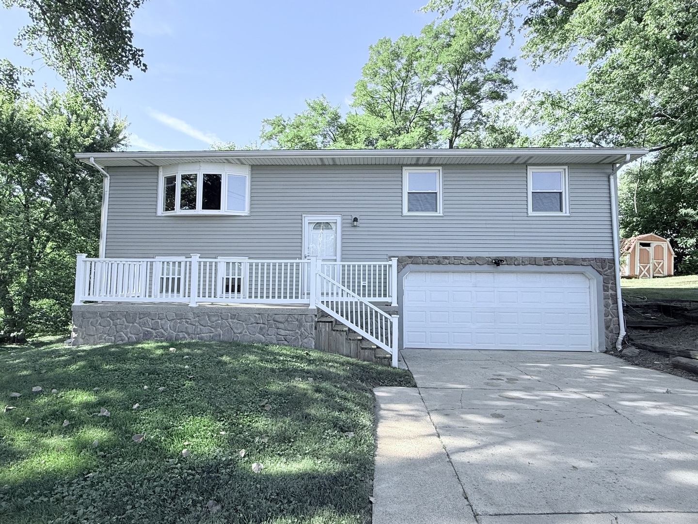 8824 Sunset Road, Clinton, IL 61727