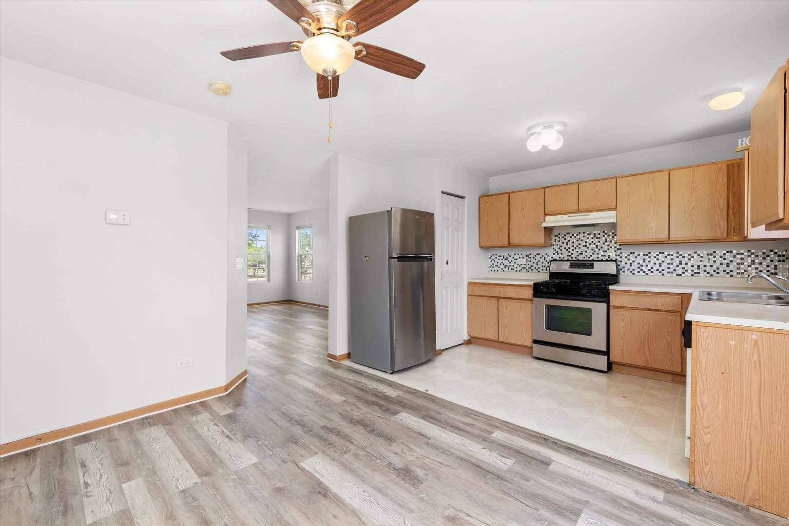 923 E SAVANNAH Drive, Romeoville, IL 60446