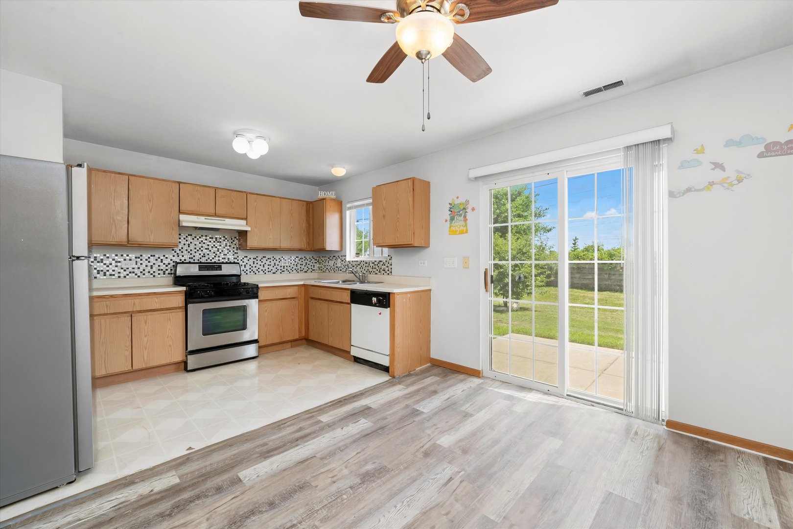 923 E SAVANNAH Drive, Romeoville, IL 60446