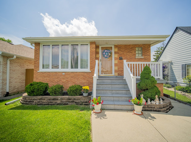 7806 S NEENAH Avenue, Burbank, IL 60459