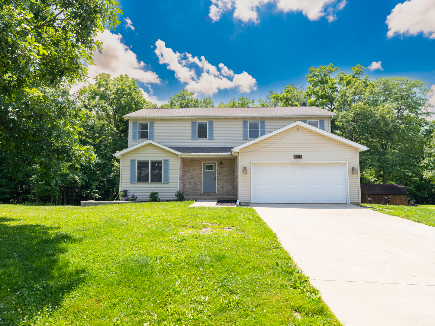 25 Greenbriar Road, Mackinaw, IL 61755