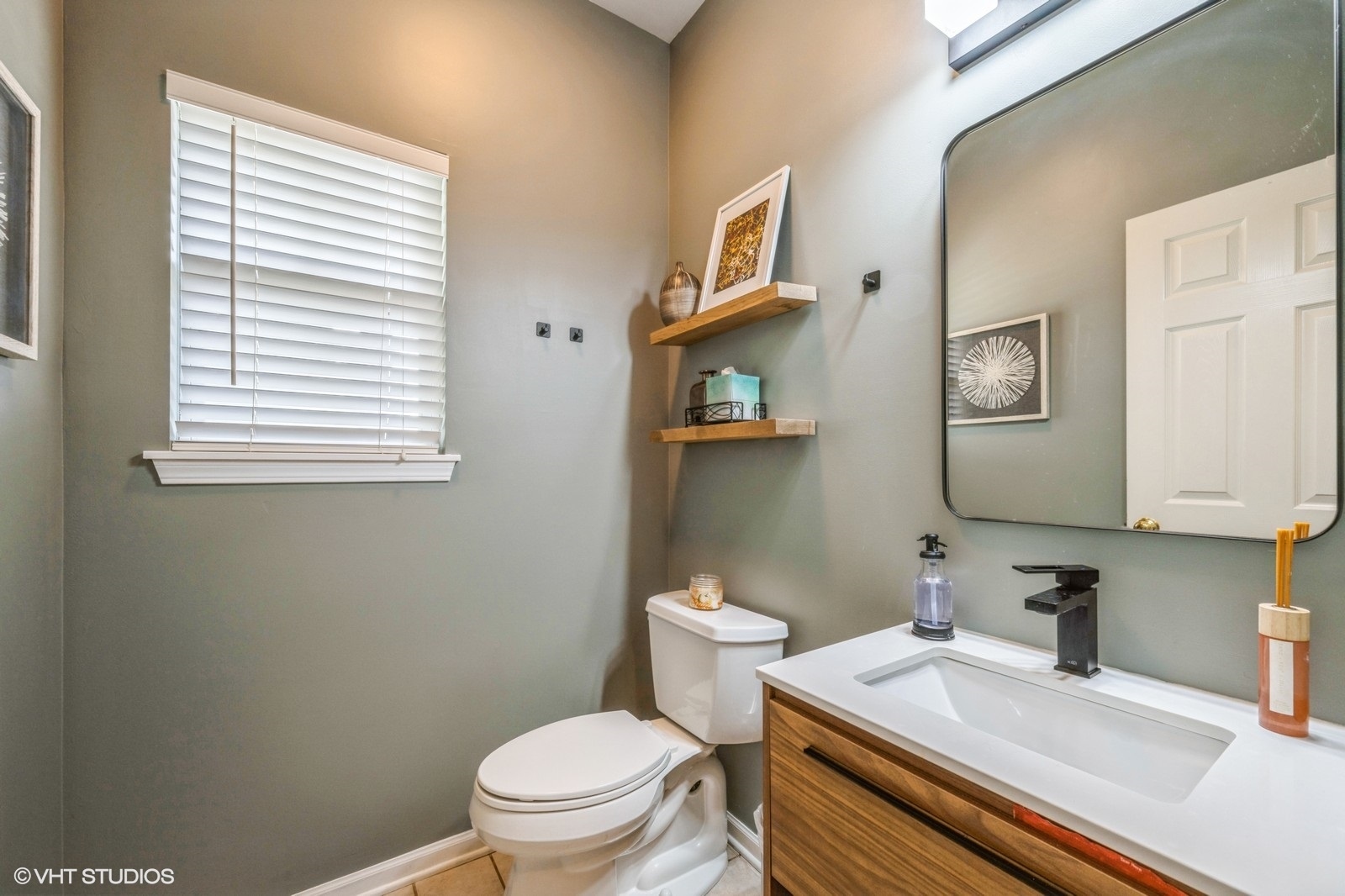 2140 Colchester Court, Hoffman Estates, IL 60192