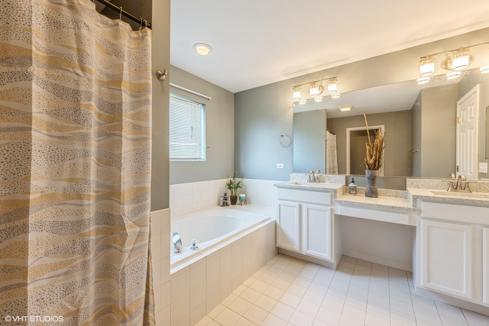 2140 Colchester Court, Hoffman Estates, IL 60192