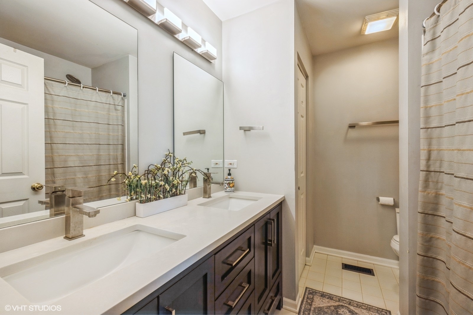 2140 Colchester Court, Hoffman Estates, IL 60192