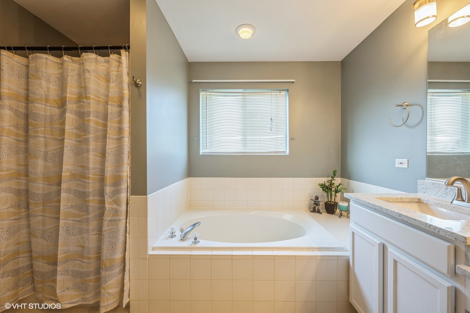 2140 Colchester Court, Hoffman Estates, IL 60192