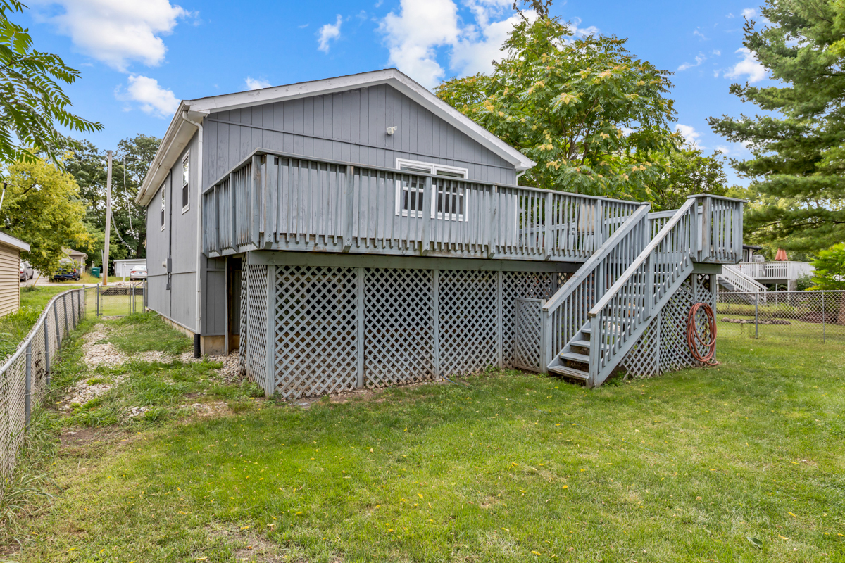 8 S Lake Avenue, Fox Lake, IL 60020