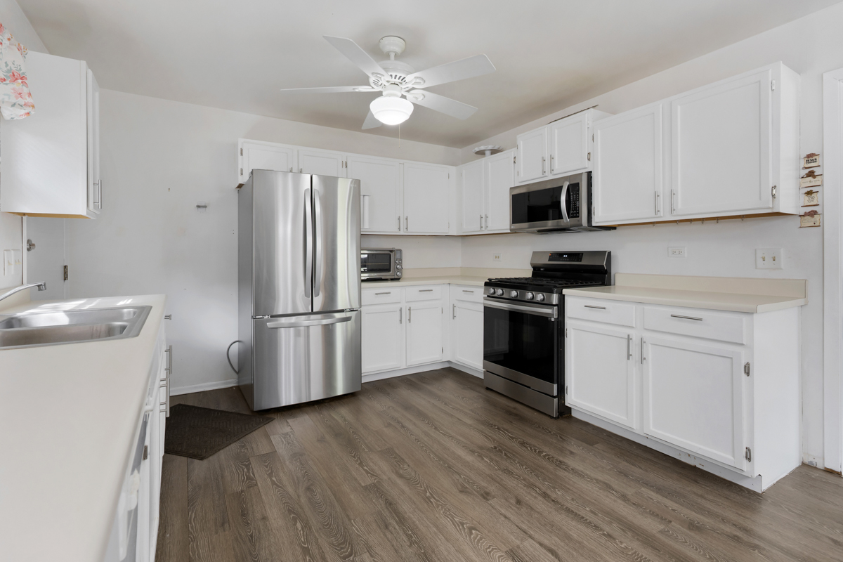 8 S Lake Avenue, Fox Lake, IL 60020
