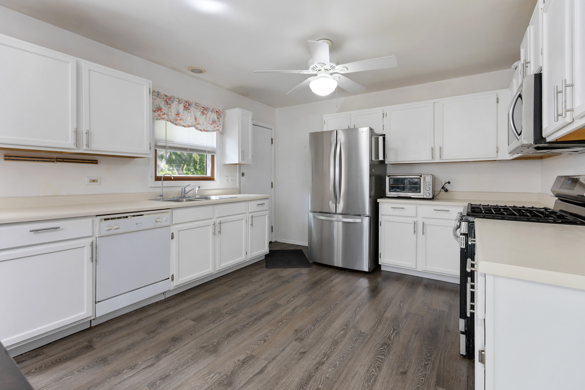 8 S Lake Avenue, Fox Lake, IL 60020