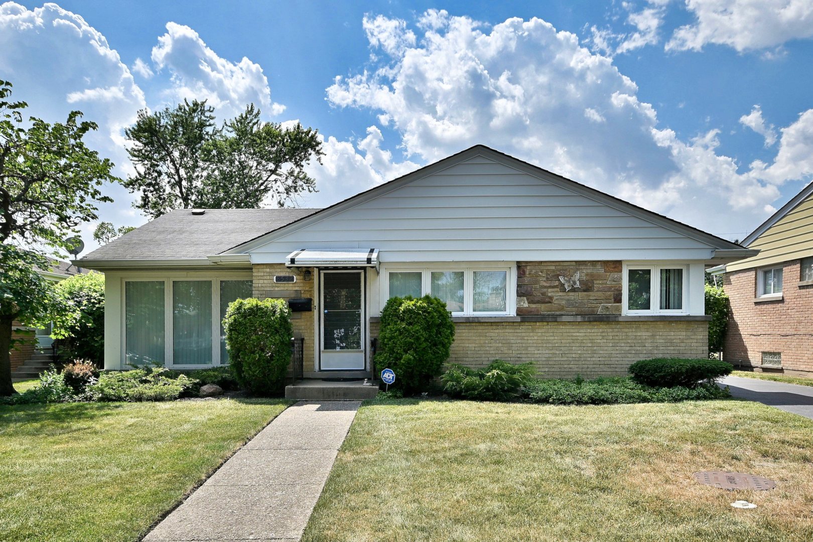 8532 N Olcott Avenue, Niles, IL 60714