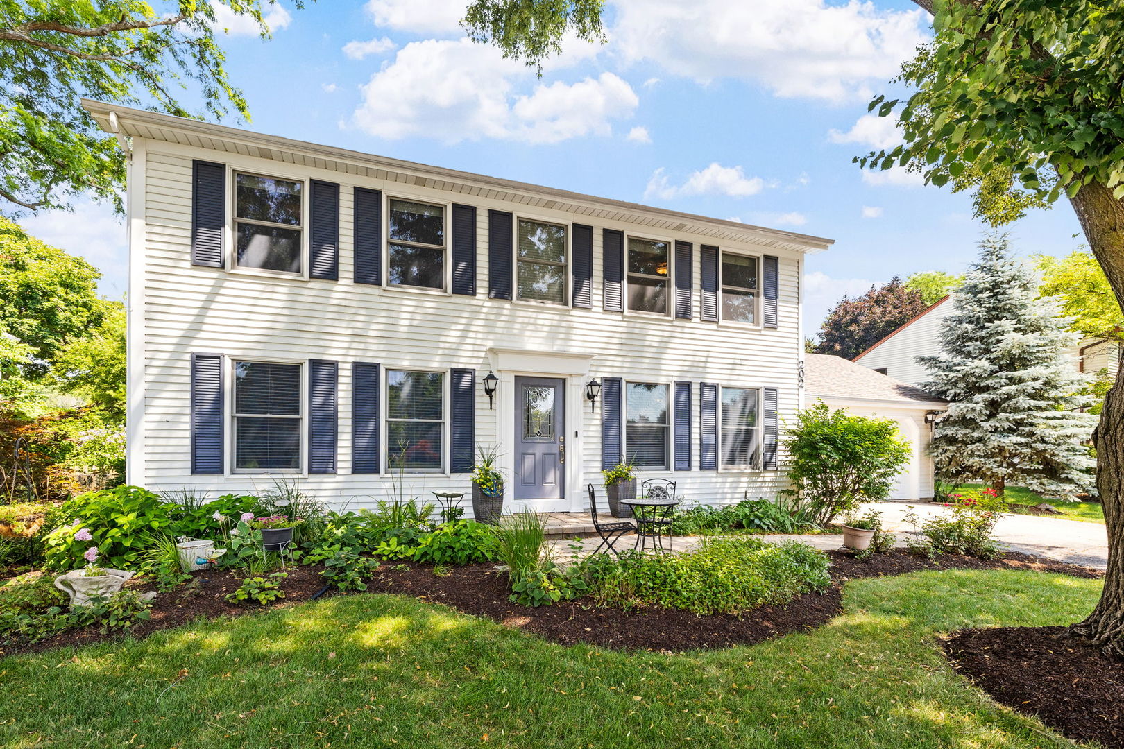 202 N Whispering Hills Drive, Naperville, IL 60540
