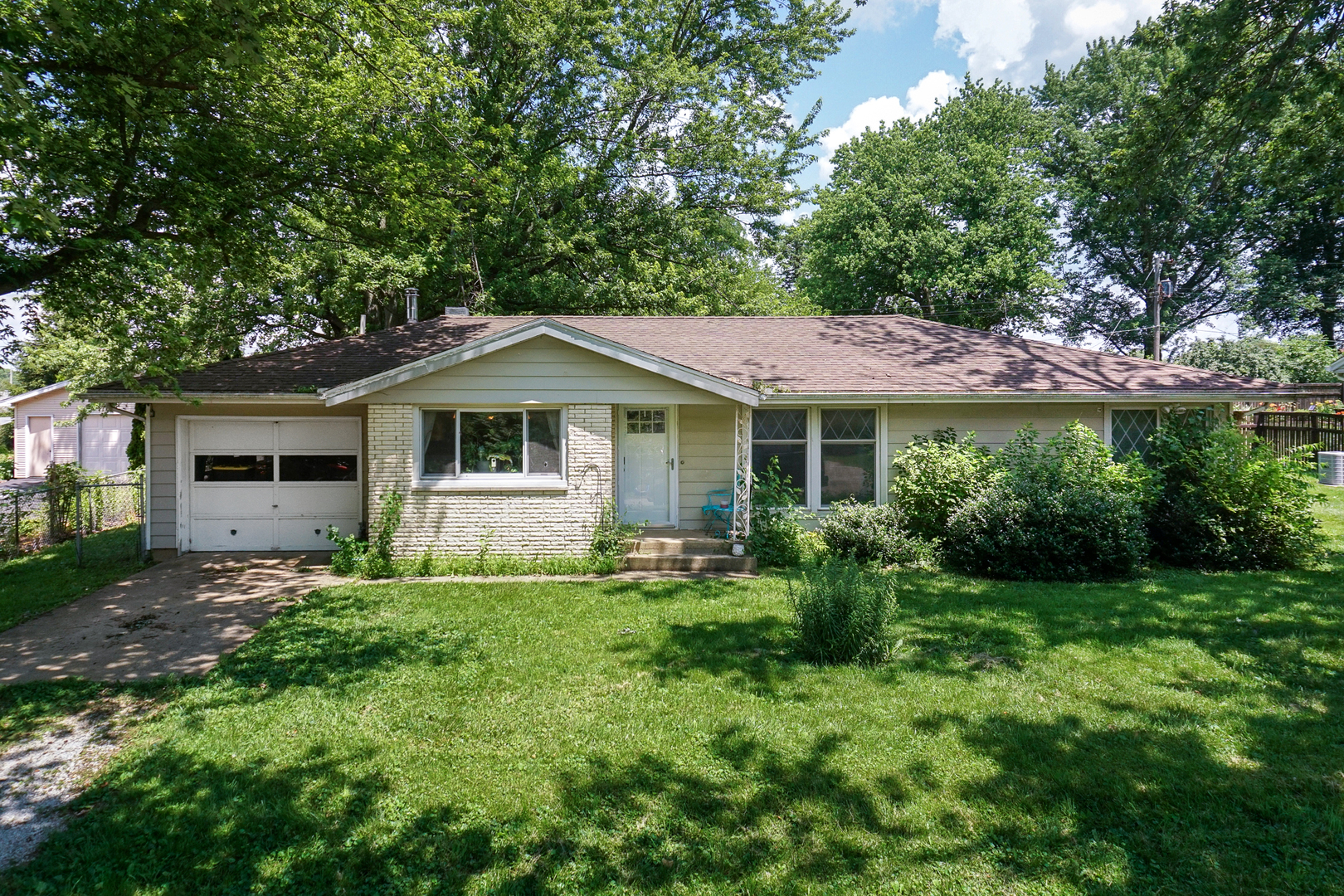 325 W Poplar Street, Heyworth, IL 61745
