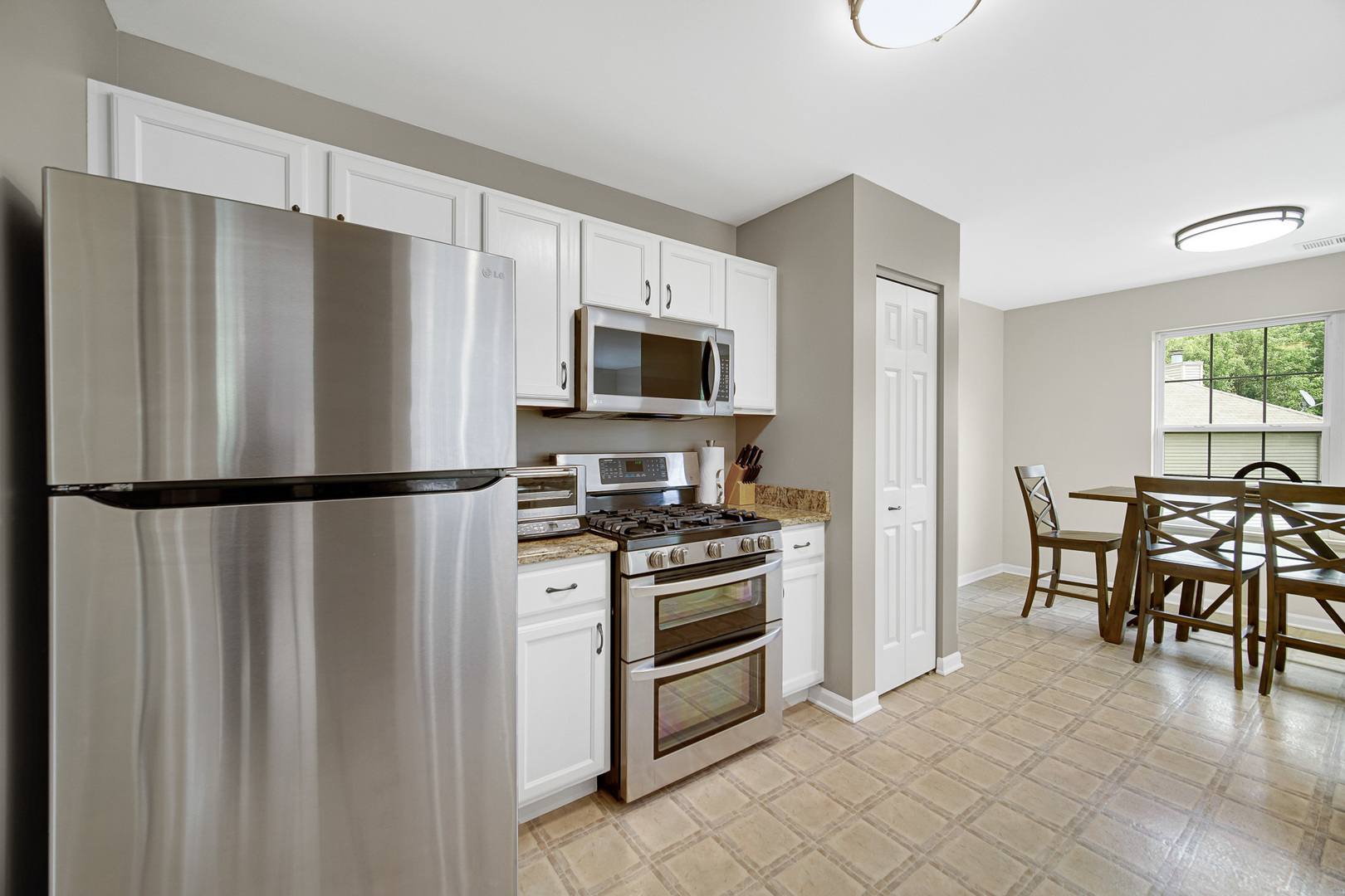 2623 Cobblestone Drive, Crystal Lake, IL 60012