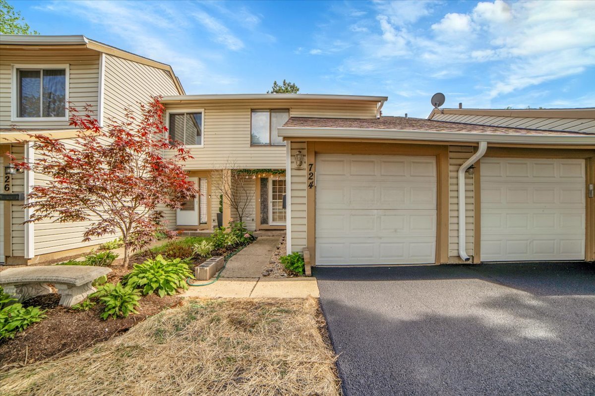 724 Colorado Court #724, Carol Stream, IL 60188