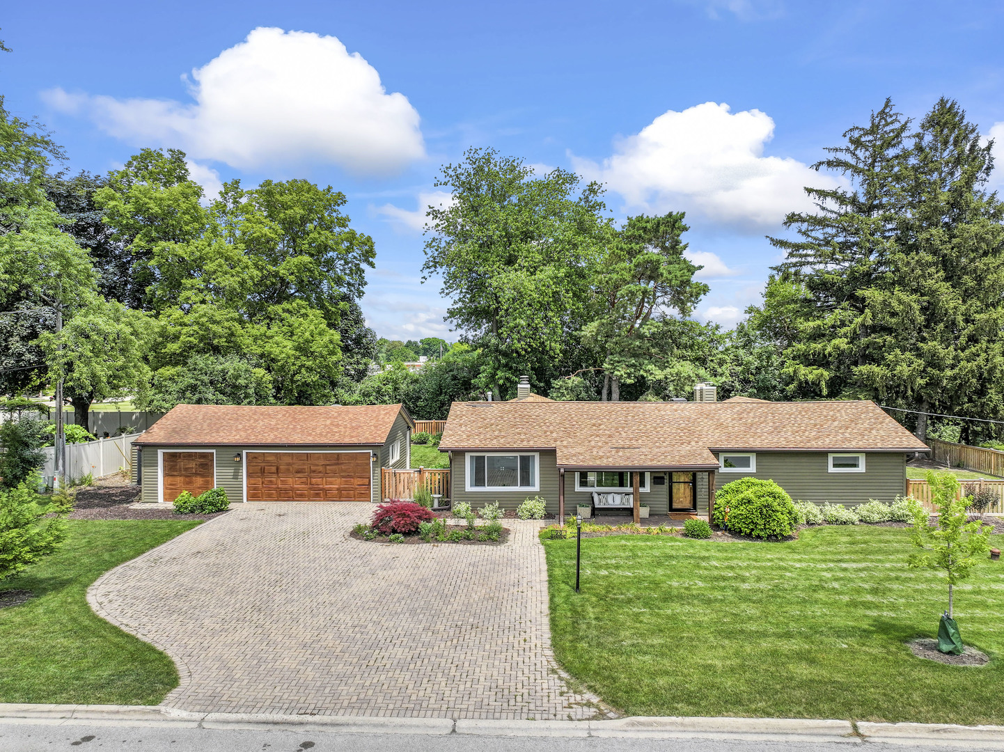 90 E White Oak Street, Arlington Heights, IL 60005