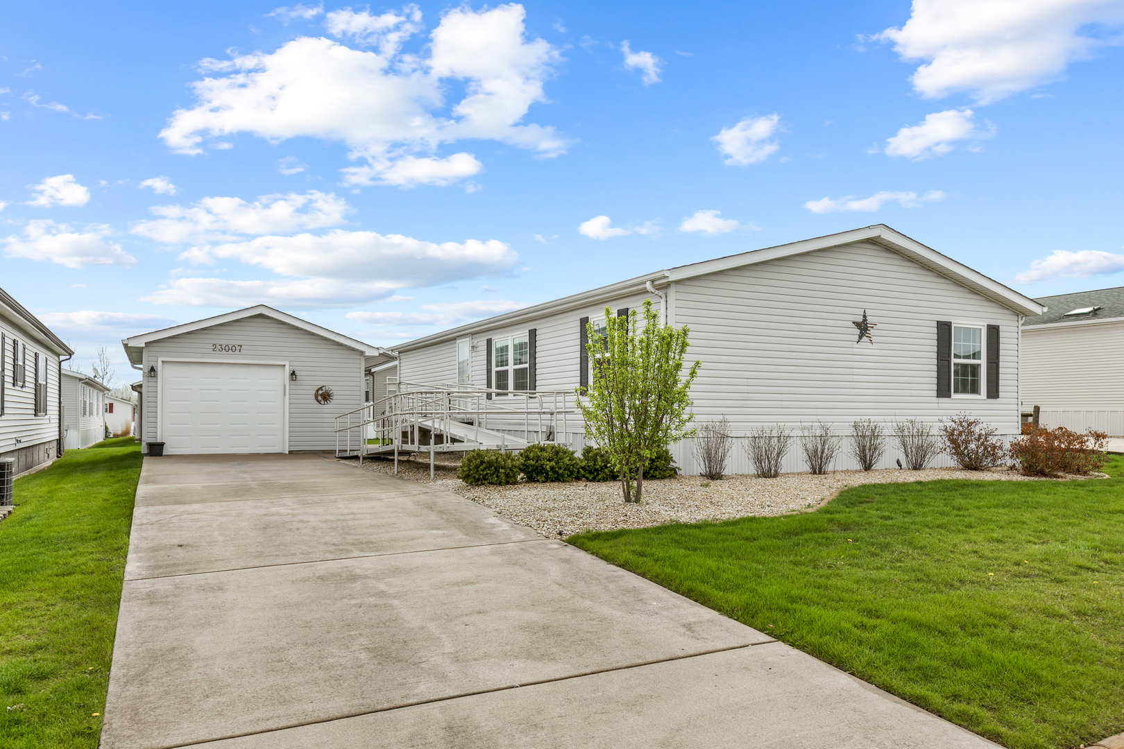 23007 S BALMORAL Drive, Frankfort, IL 60423