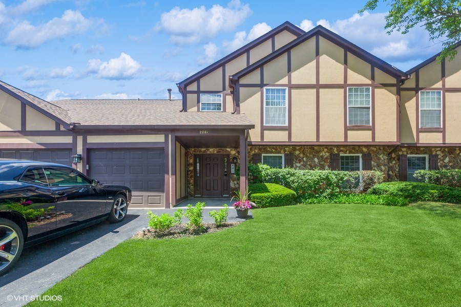 2261 Petworth Court #201C, Naperville, IL 60565