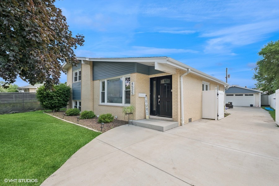 4525 W 100th Street, Oak Lawn, IL 60453
