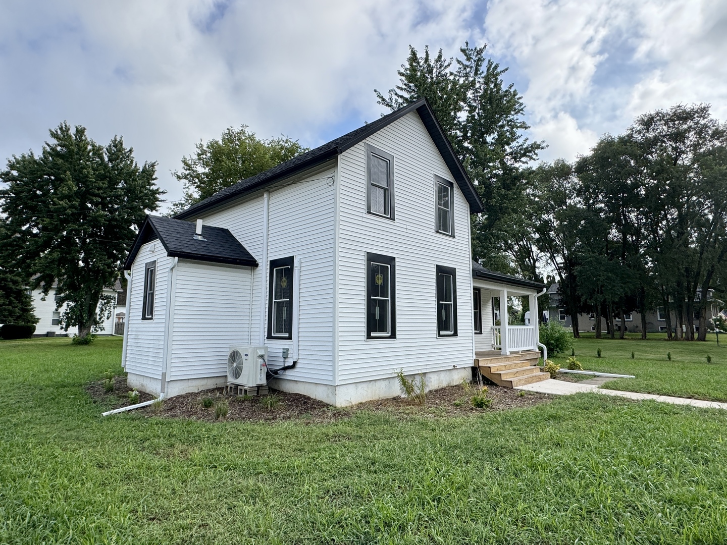 202 E Walnut Street, Sheffield, IL 61361