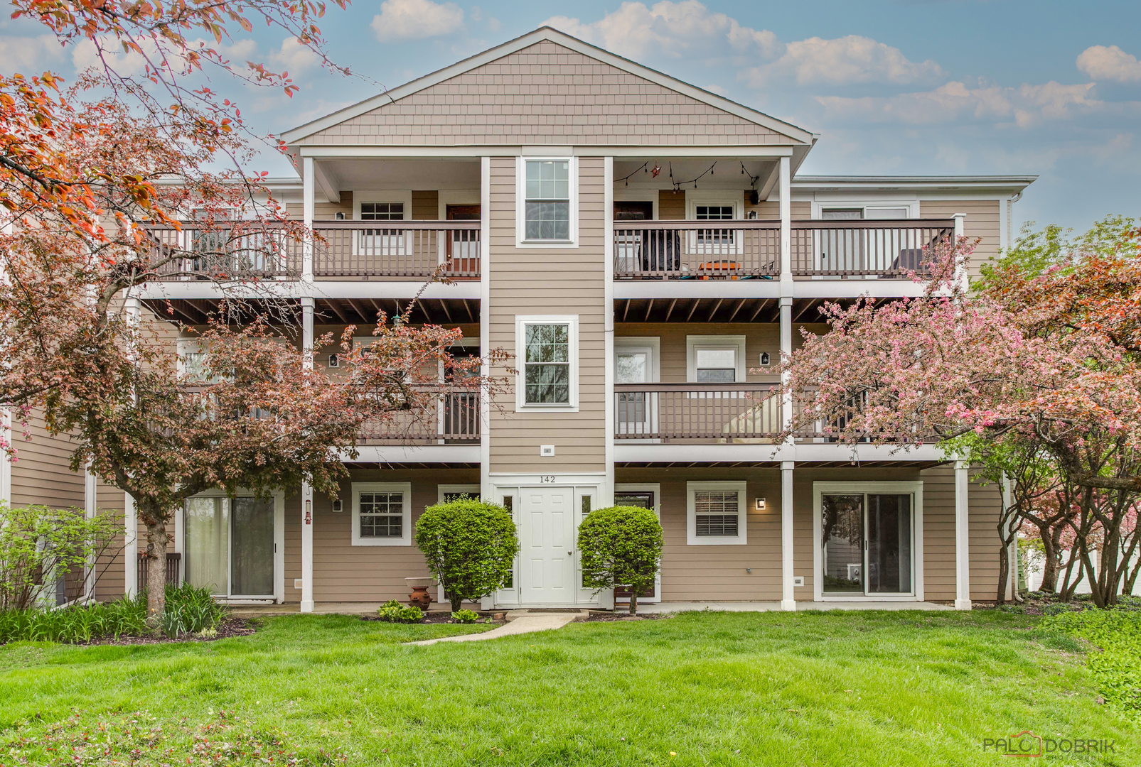142 E Winchester Road #B, Libertyville, IL 60048