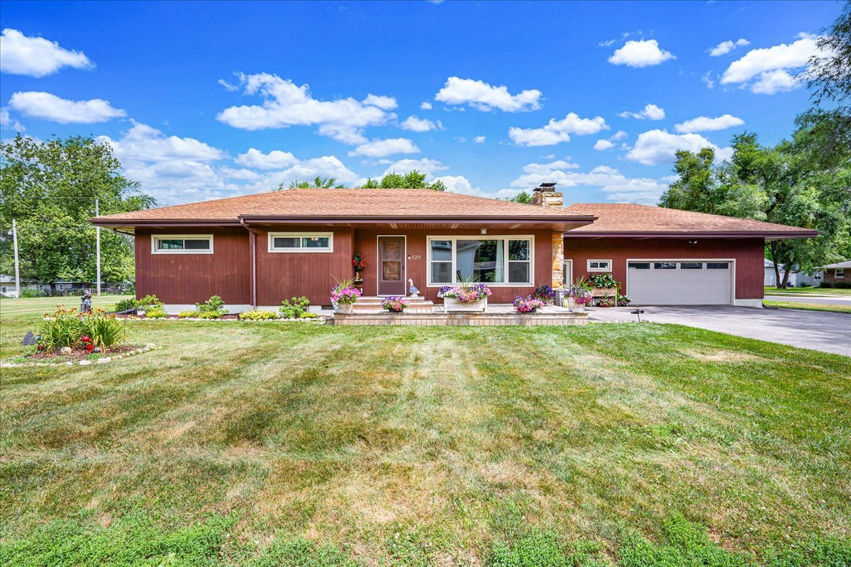 320 S 4th Street, Wapella, IL 61777