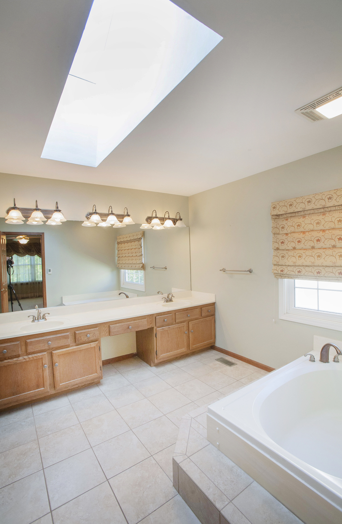 1825 Gleneagle Circle, Elgin, IL 60123
