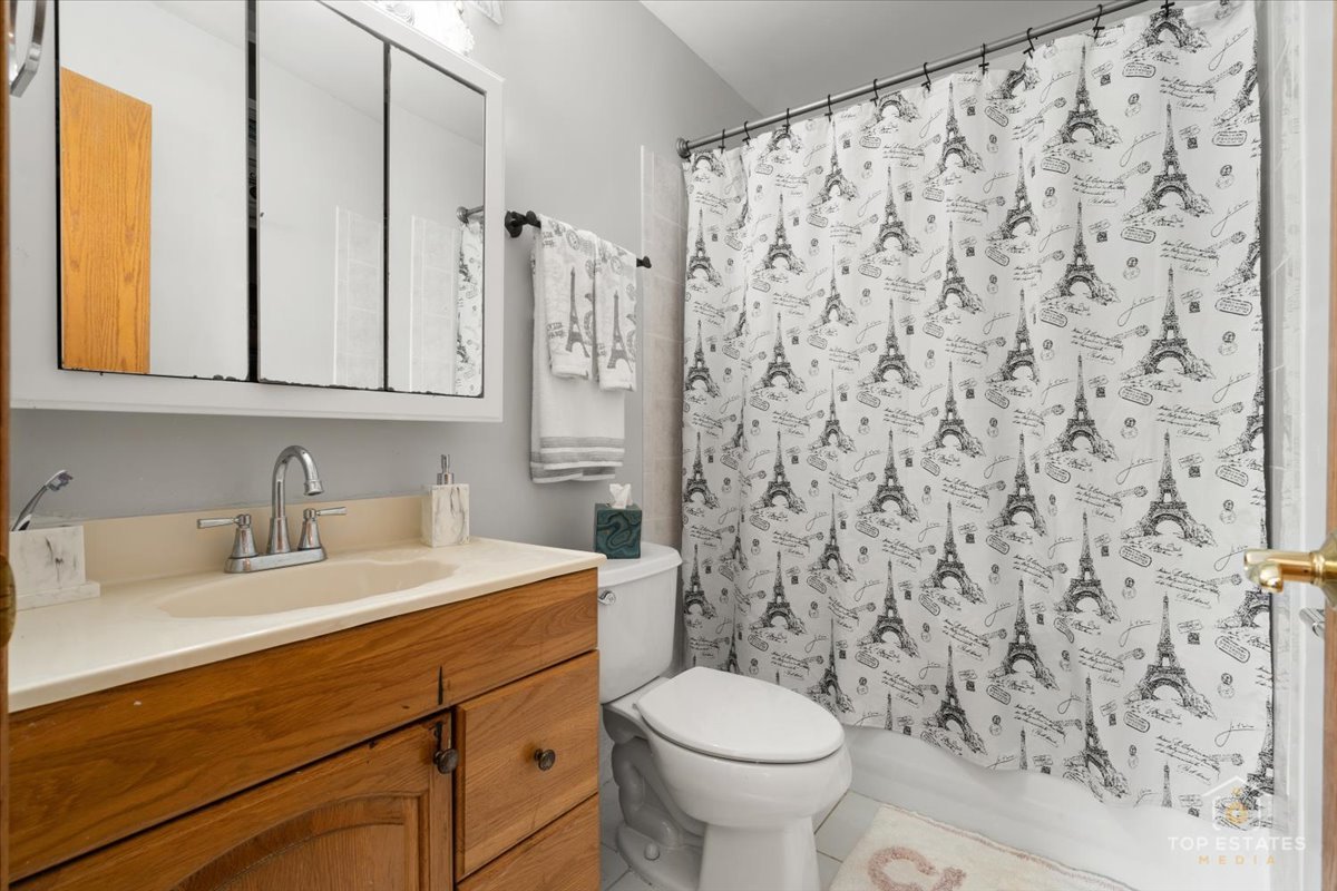 11B Kingery Quarter #107, Willowbrook, IL 60527