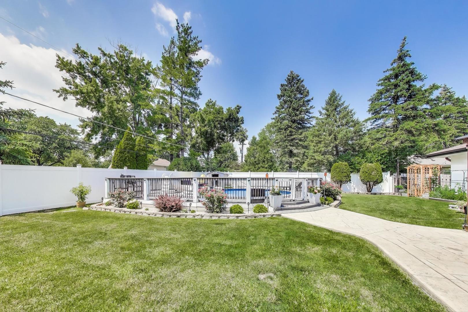 390 S Kenilworth Avenue, Glen Ellyn, IL 60137