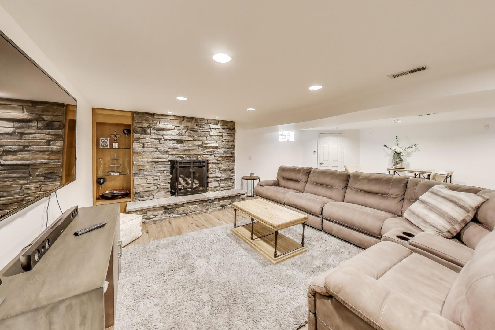 390 S Kenilworth Avenue, Glen Ellyn, IL 60137