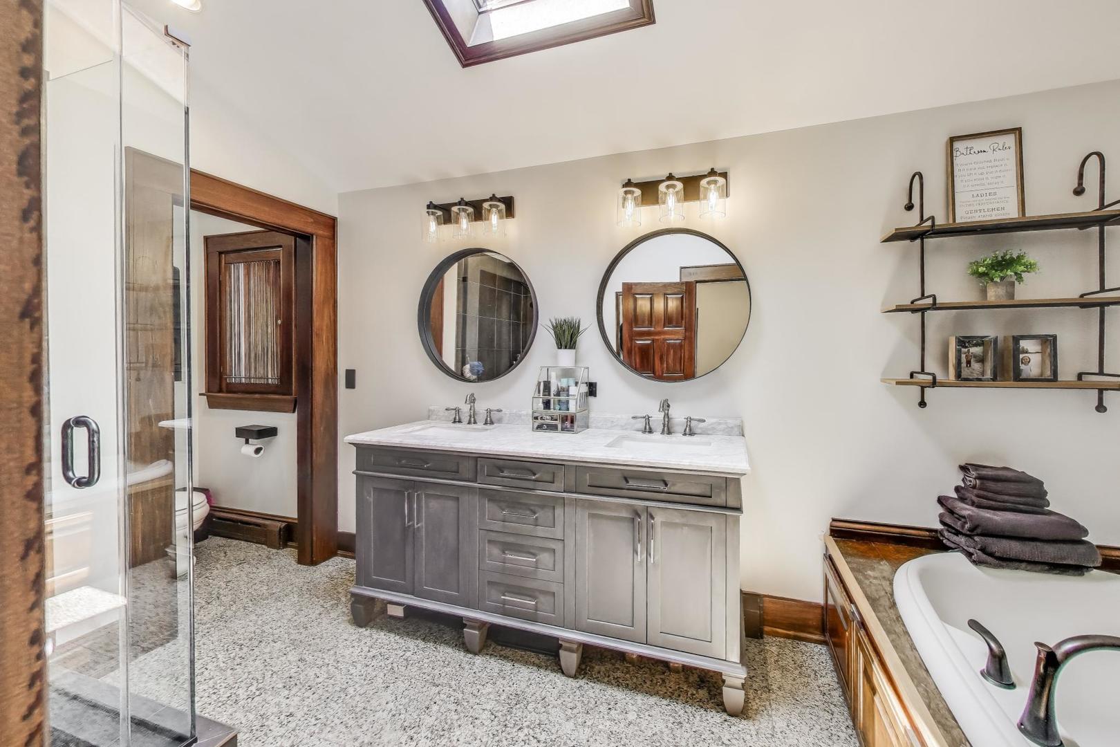 390 S Kenilworth Avenue, Glen Ellyn, IL 60137