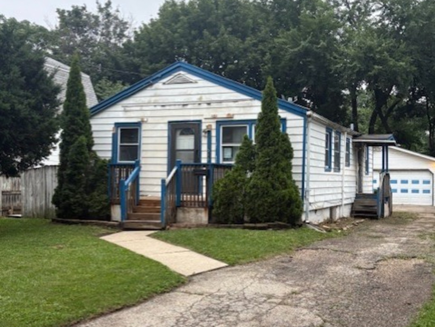 915 S Liberty Street, Elgin, IL 60120