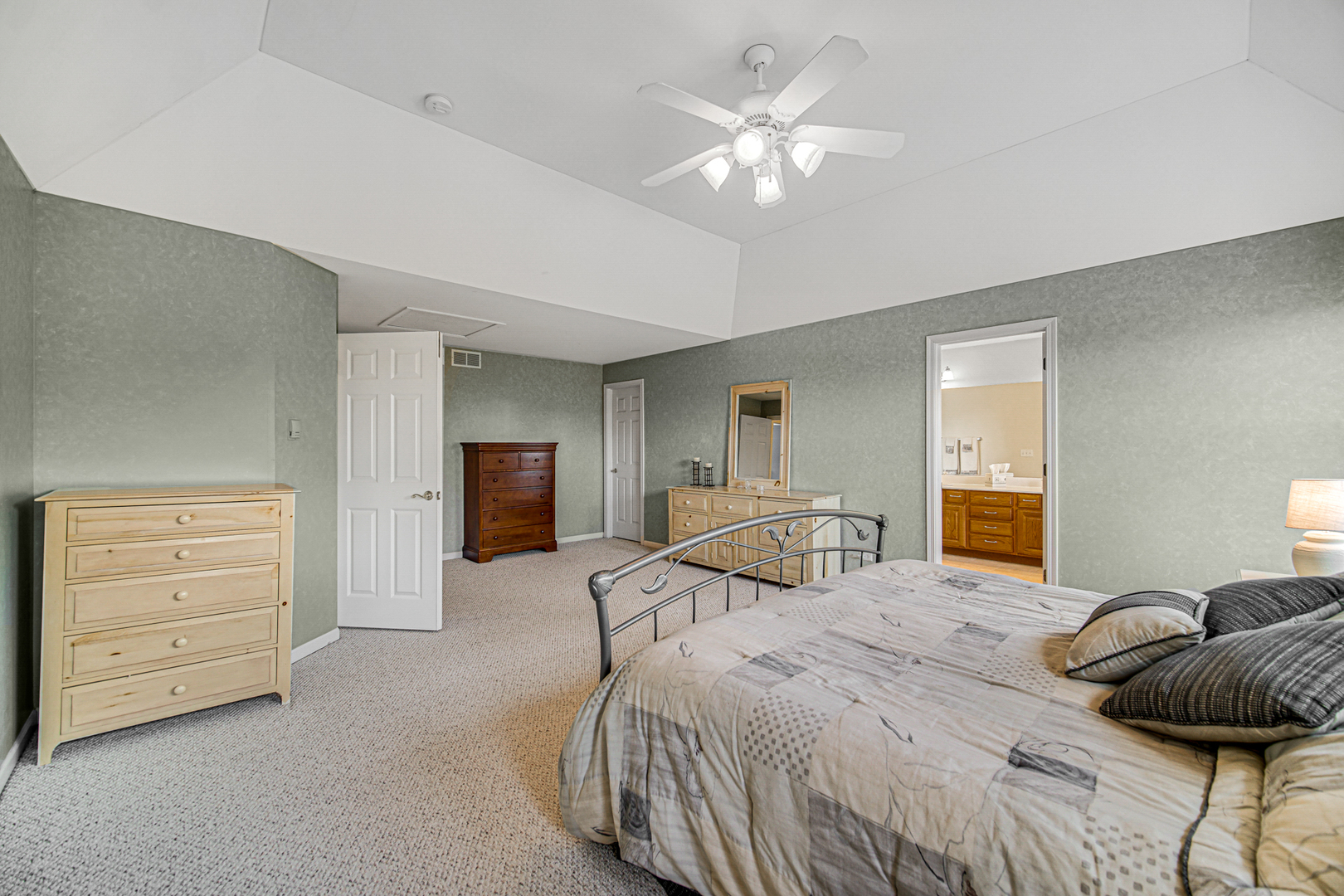 541 Clover Drive, Algonquin, IL 60102