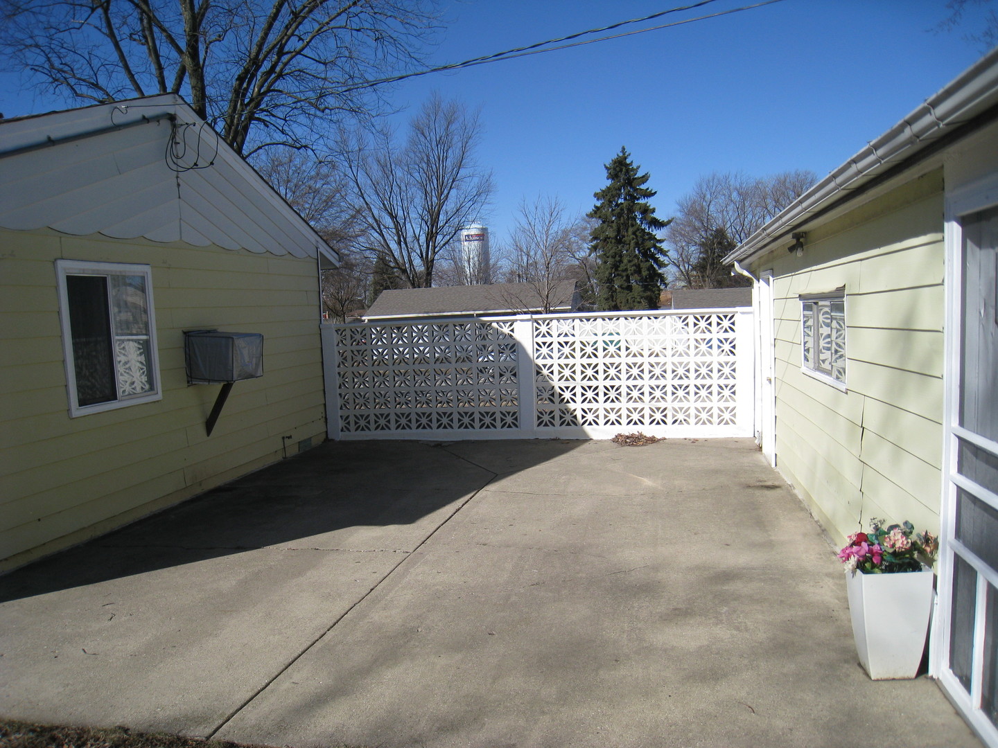 320 W Winthrop Avenue, Addison, IL 60101