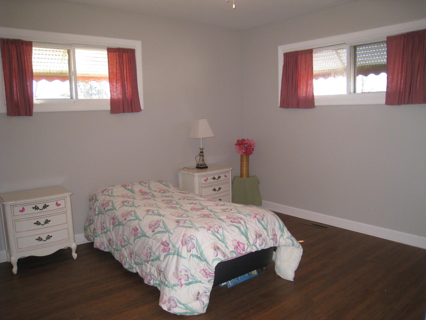 320 W Winthrop Avenue, Addison, IL 60101