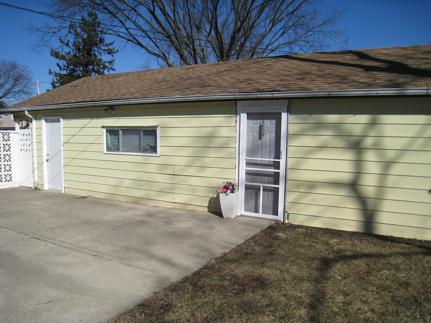 320 W Winthrop Avenue, Addison, IL 60101