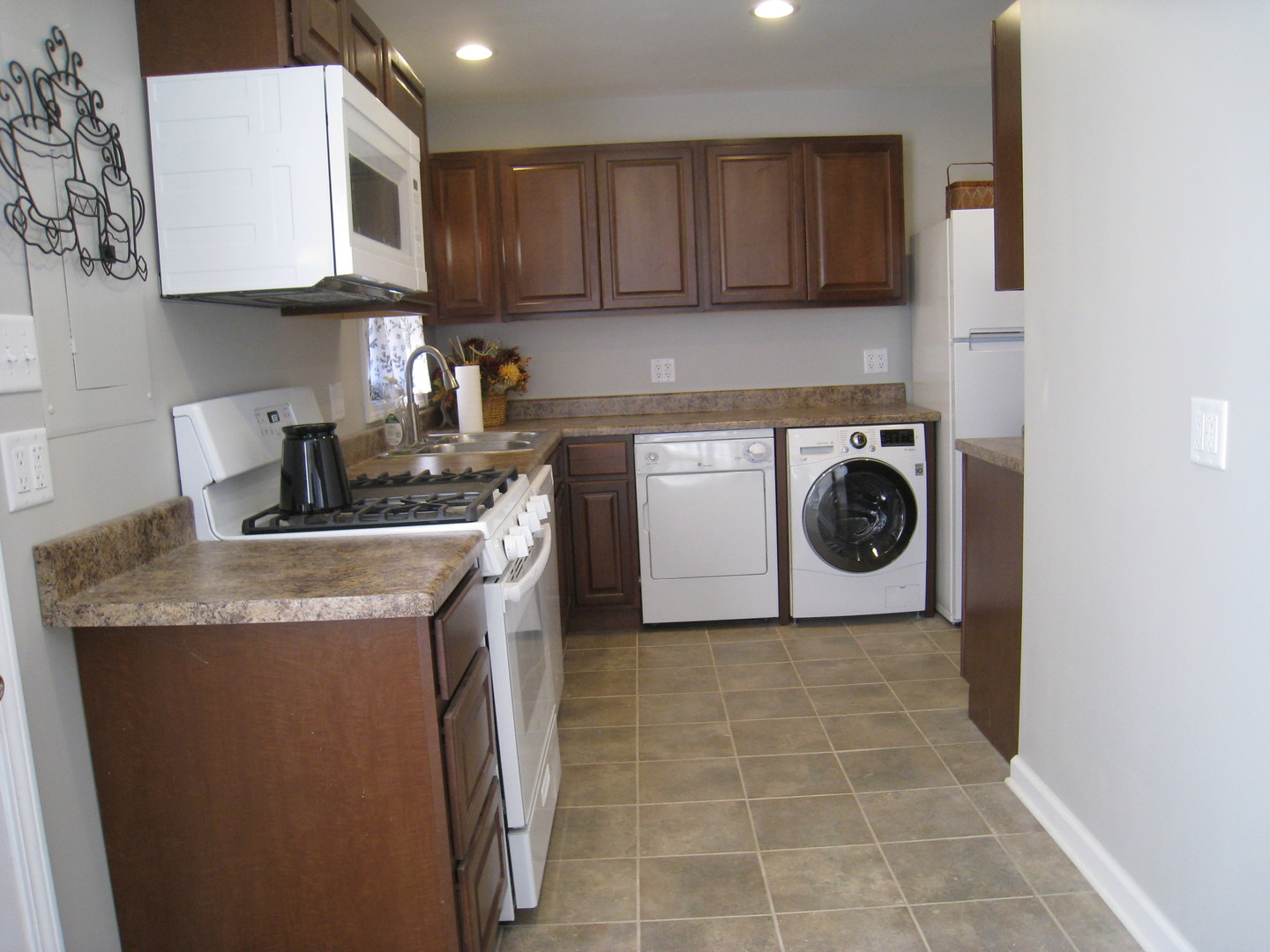 320 W Winthrop Avenue, Addison, IL 60101