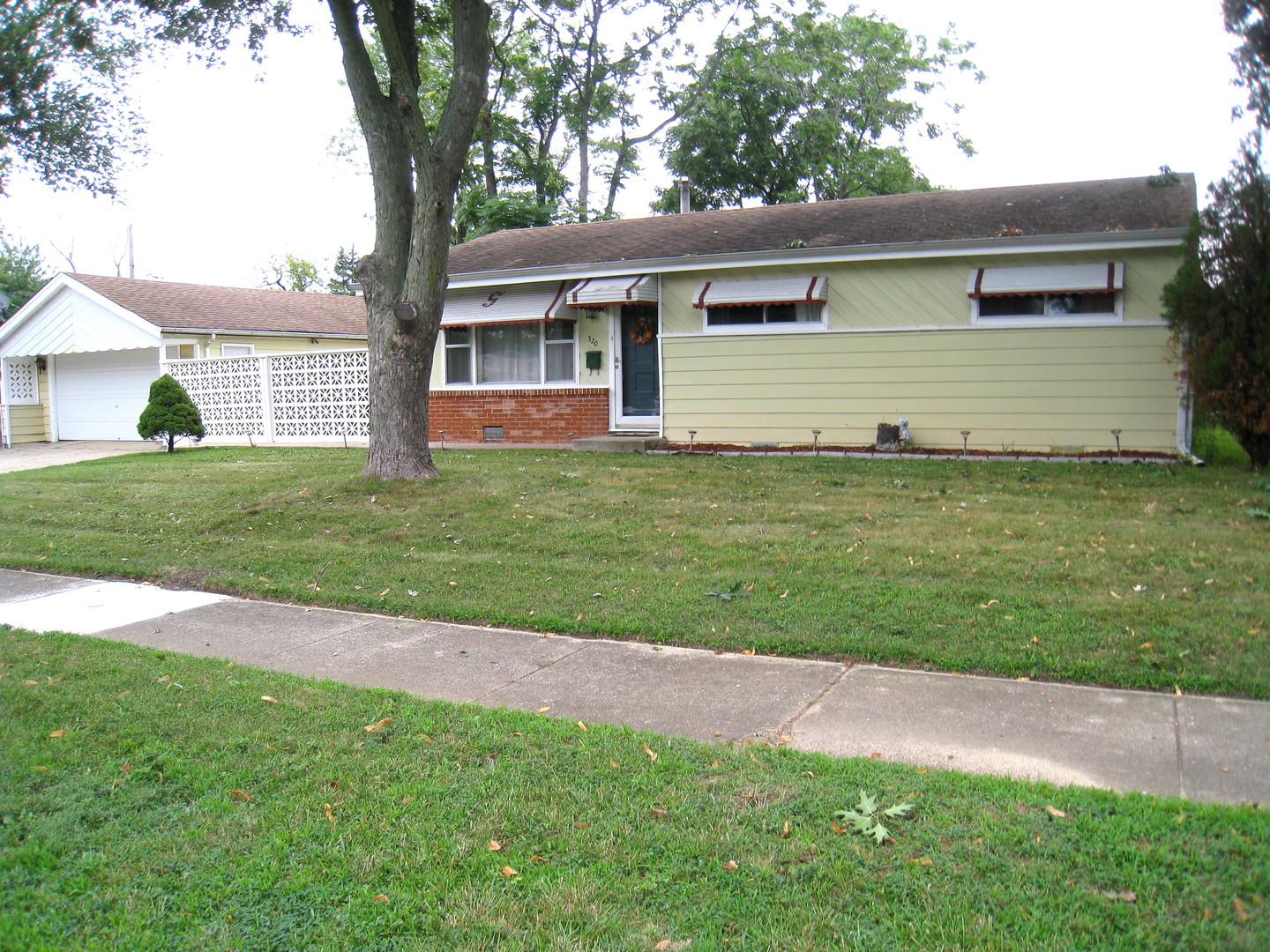 320 W Winthrop Avenue, Addison, IL 60101