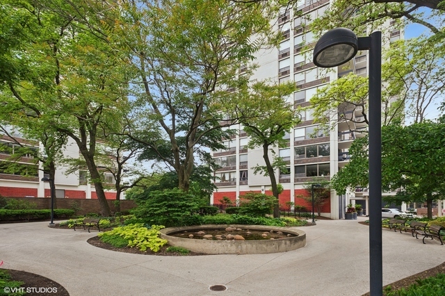 1360 N Sandburg Terrace #1807c, Chicago, IL 60610