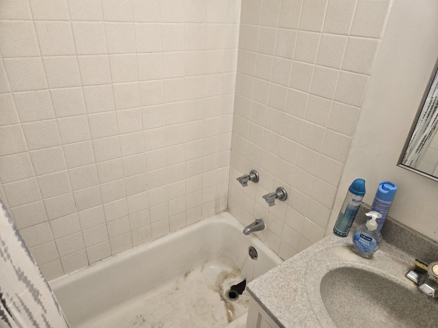 1360 N Sandburg Terrace #1807c, Chicago, IL 60610