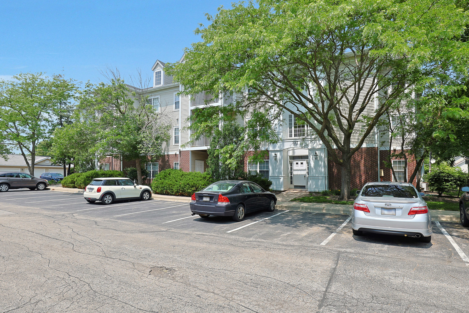 3317 Stratford Court #2E, Lake Bluff, IL 60044