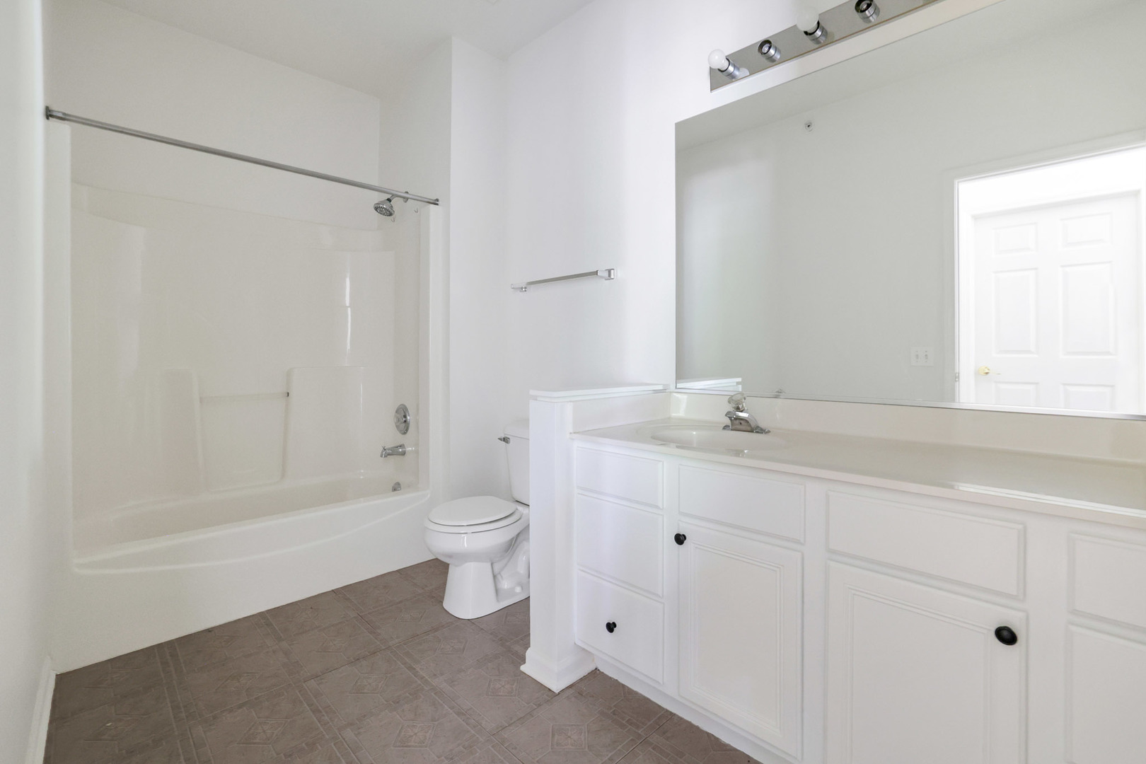 3317 Stratford Court #2E, Lake Bluff, IL 60044