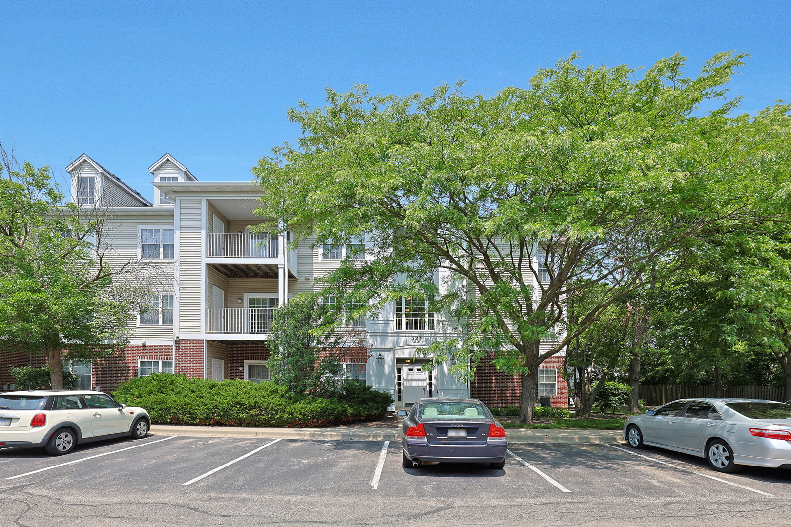 3317 Stratford Court #2E, Lake Bluff, IL 60044