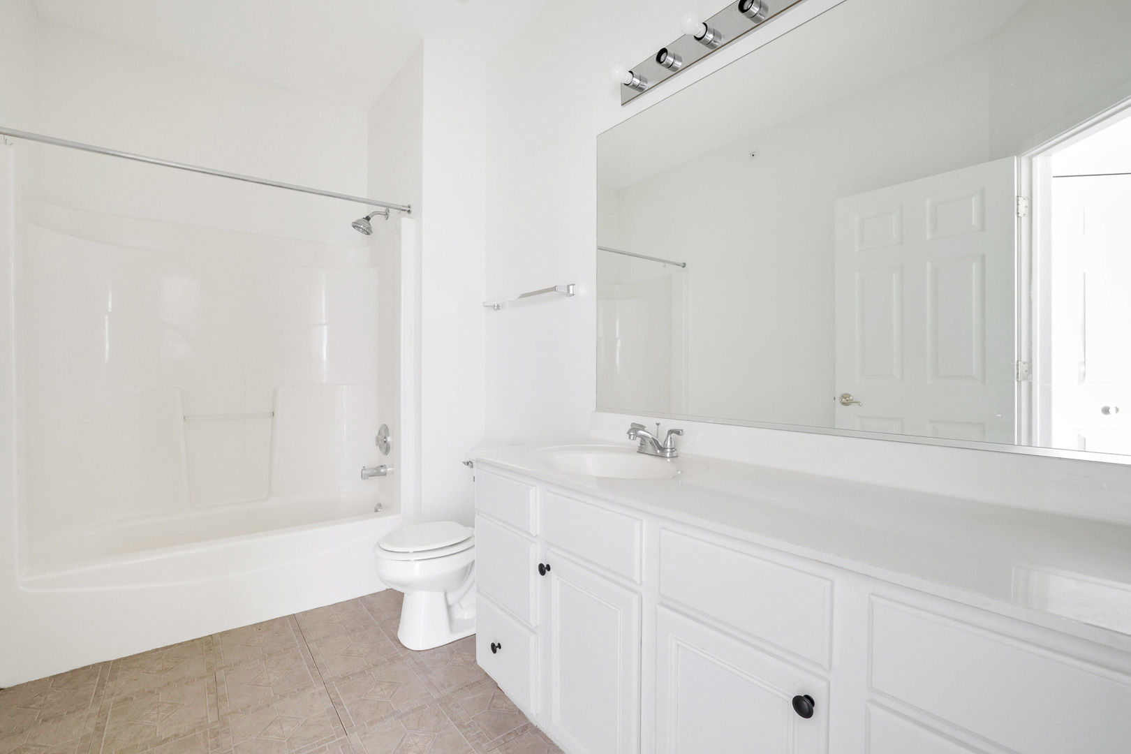 3317 Stratford Court #2E, Lake Bluff, IL 60044