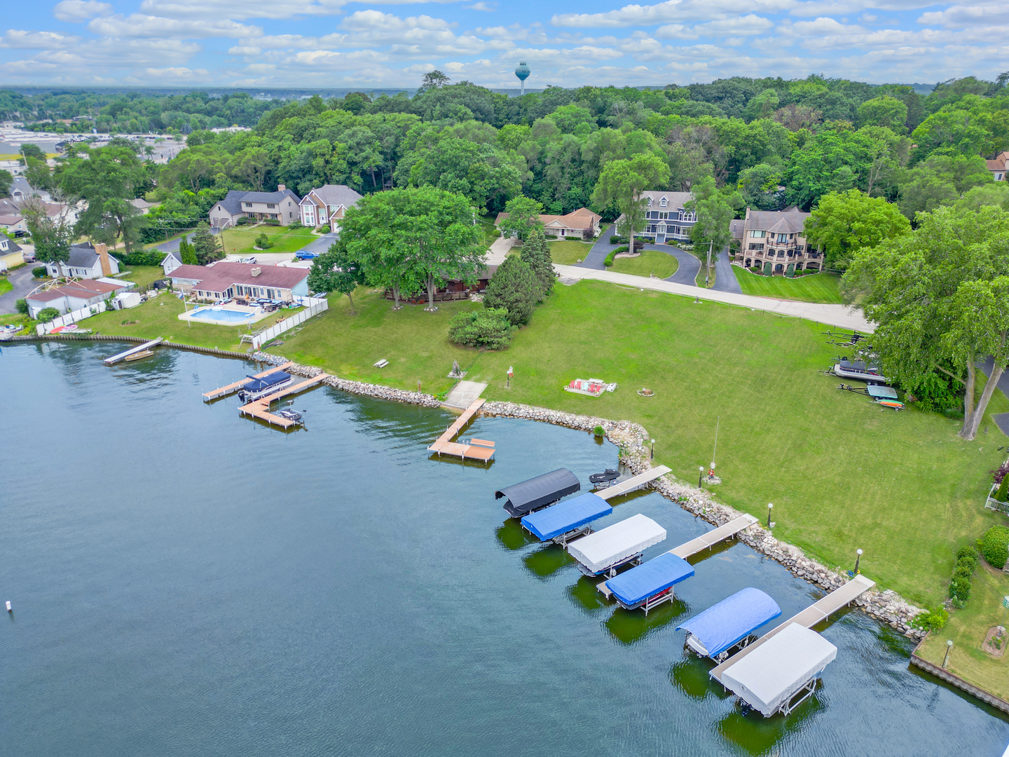 30 N Holly Avenue, Fox Lake, IL 60020