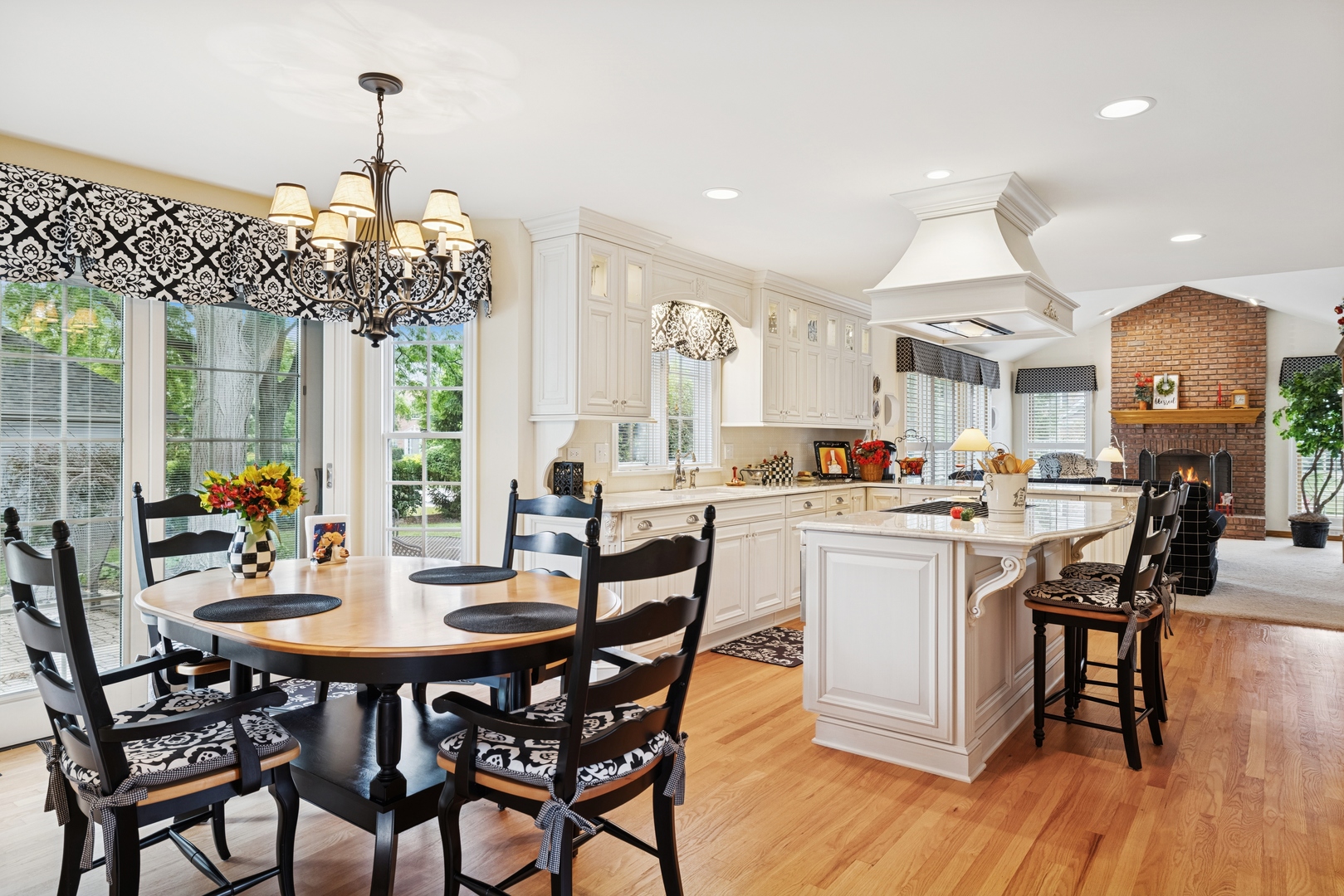 1219 N Lakeview Court, Palatine, IL 60067