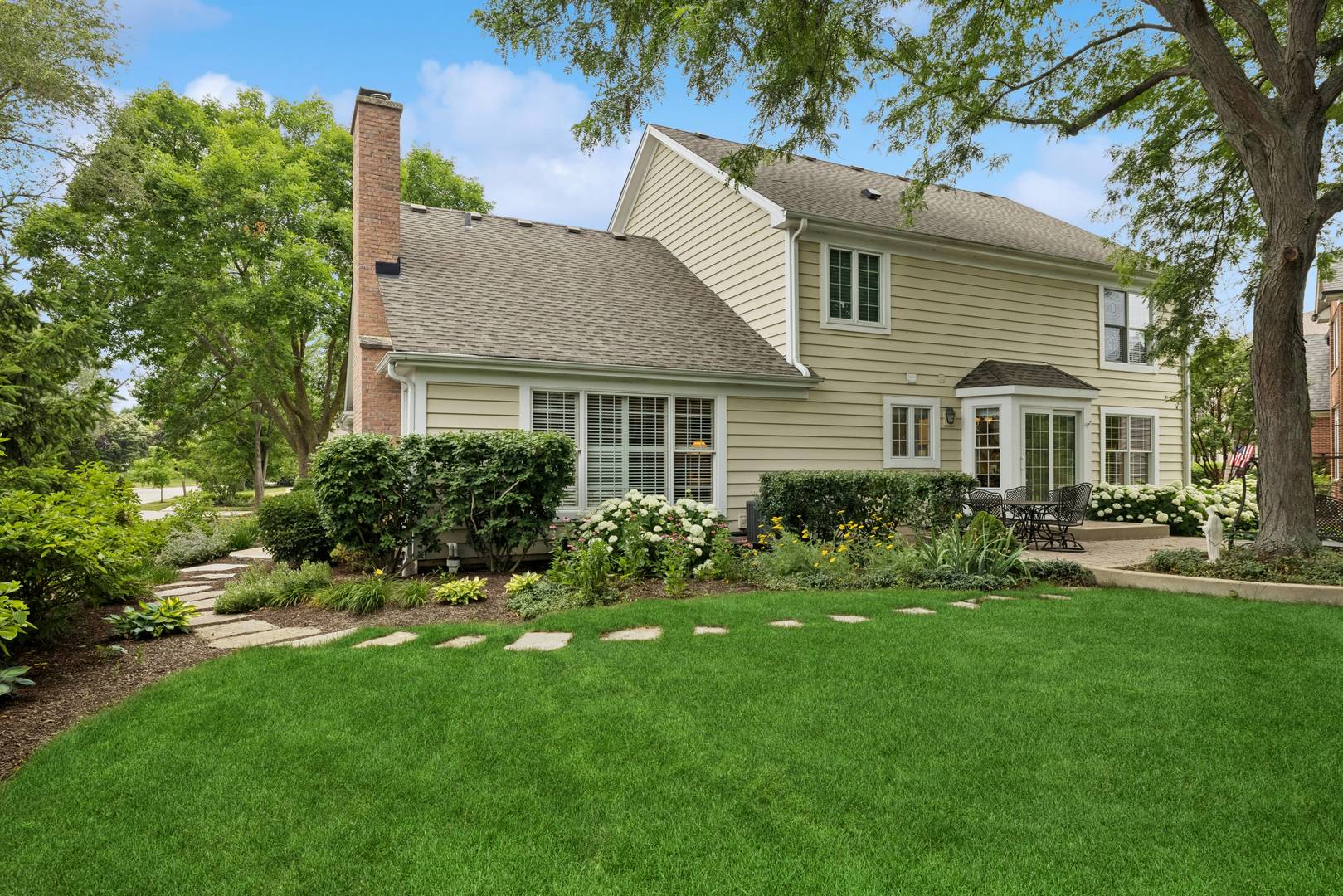 1219 N Lakeview Court, Palatine, IL 60067