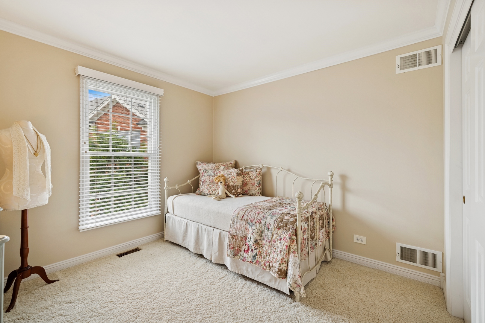 1219 N Lakeview Court, Palatine, IL 60067