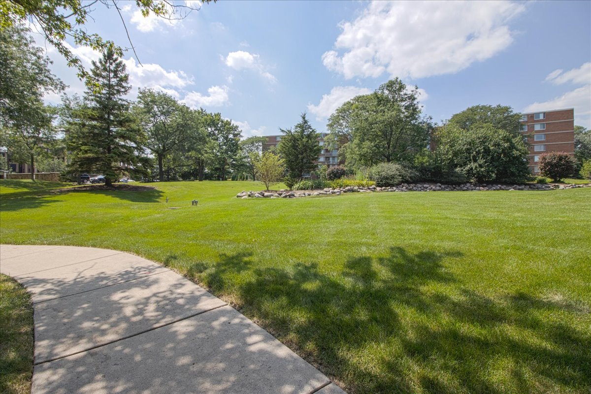 2222 S Stewart Avenue #1B, Lombard, IL 60148