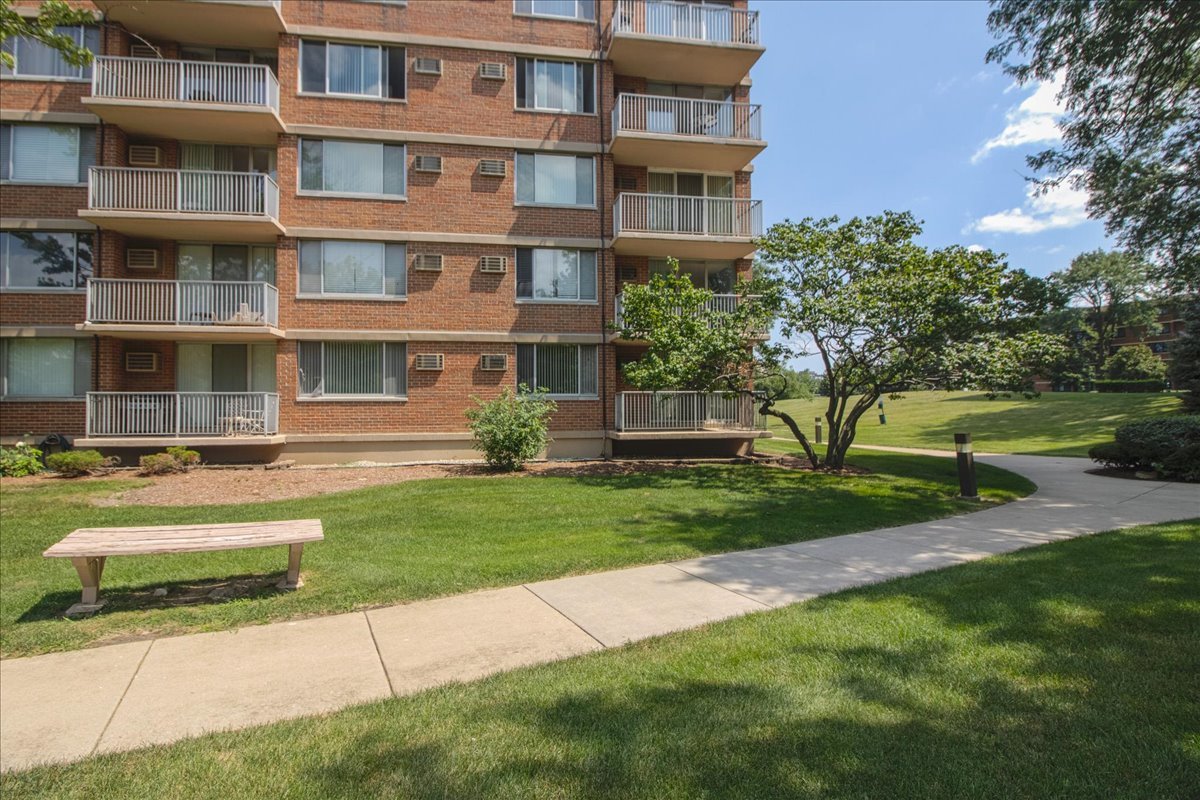 2222 S Stewart Avenue #1B, Lombard, IL 60148