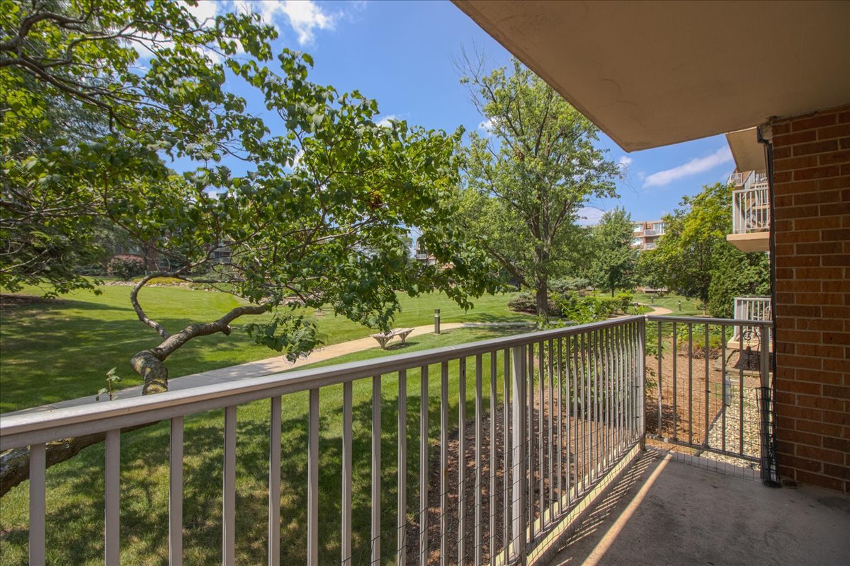 2222 S Stewart Avenue #1B, Lombard, IL 60148